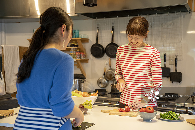 女人在共享厨房做饭图片素材