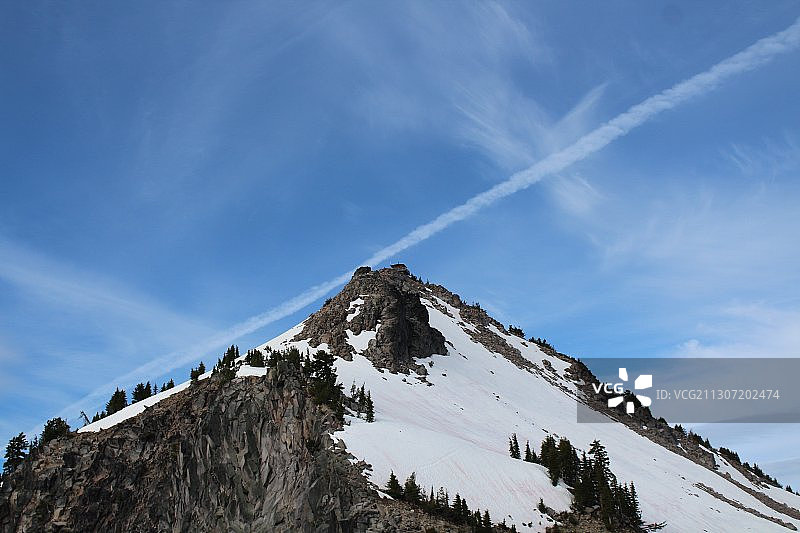 低角度的雪山对蓝天，火山口湖国家公园，俄勒冈，美国，美国图片素材