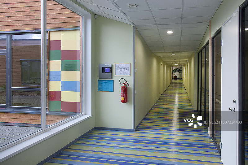 彩色的学校走廊，条纹地板图片素材
