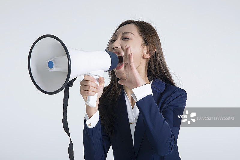一个举着喇叭大喊的商务女性图片素材