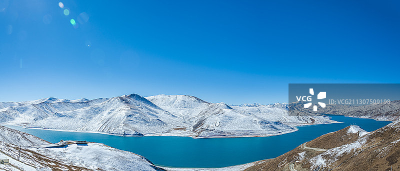 中国西藏羊卓雍措湖泊雪山冬季全景图图片素材