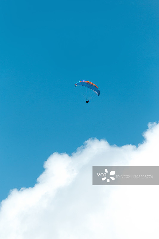 飞行中的无动力滑翔伞图片素材