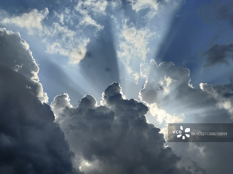 低角度的阳光透过云，Chebrolu，印度图片素材