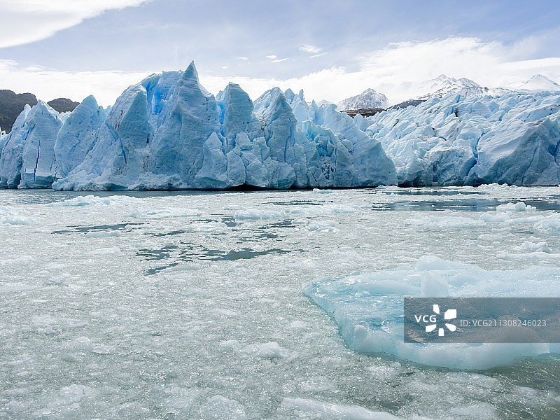 在智利巴塔哥尼亚，冰冻的湖对着天空的风景图片素材