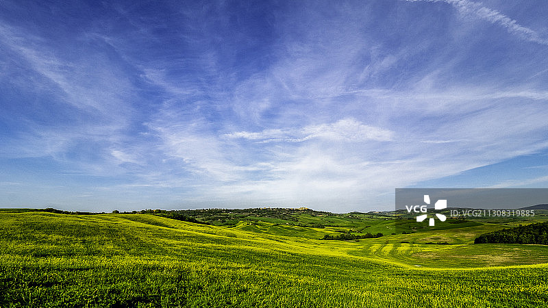 意大利天空映衬下的农田风景图片素材