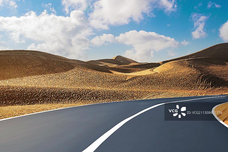 腾格里沙漠中的一条公路图片素材