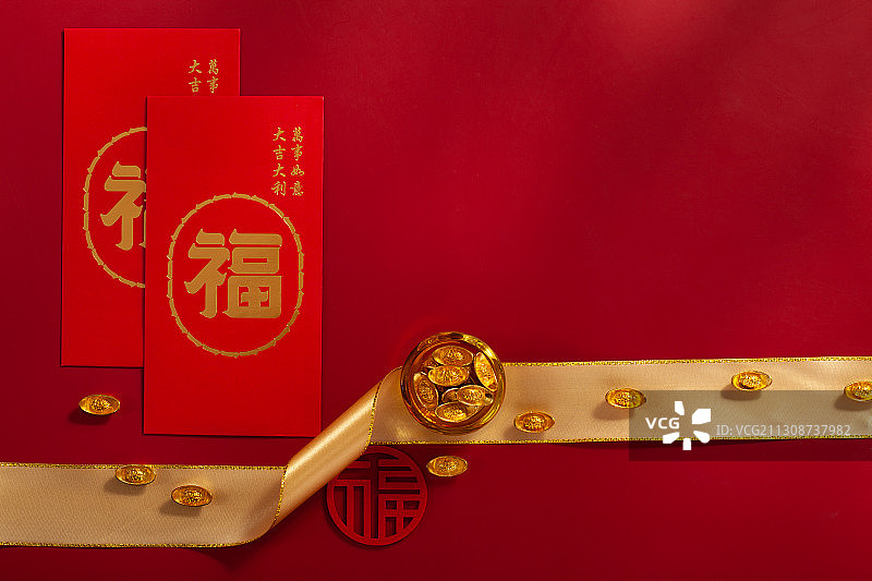 金色绸带上的聚宝盆和福字红包图片素材