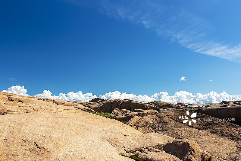 风景优美的山对蓝天，Lysekil，瑞典图片素材