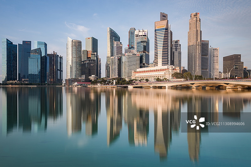 新加坡天空下的城市现代建筑全景图片素材