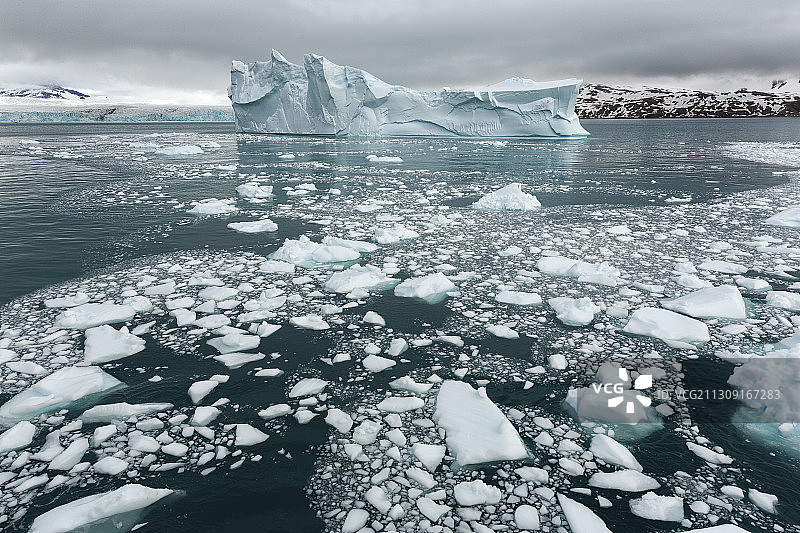 海面上的冰山对着天空的风景图片素材