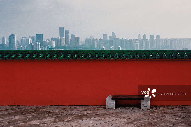红墙绿瓦外的城市图片素材