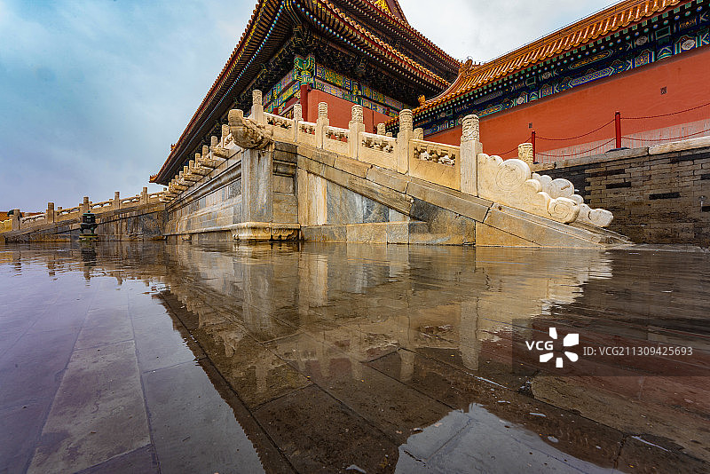 北京故宫太和门吻兽和雨中倒影图片素材