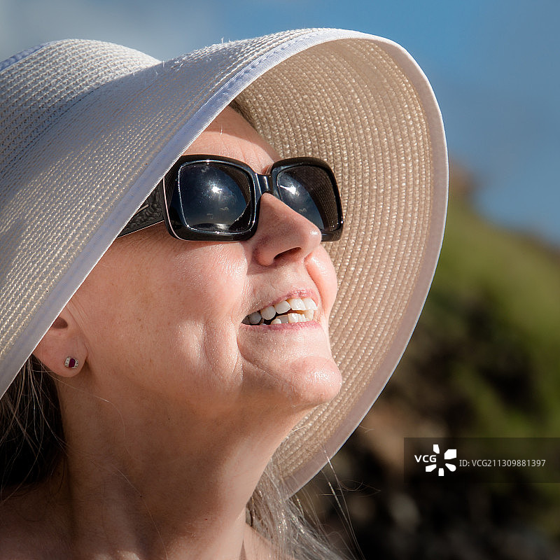 妇女戴太阳镜和帽子的特写户外，威阿纳伊，夏威夷，美国，美国图片素材