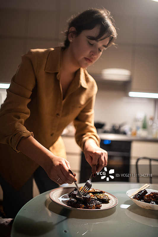 波兰，一名妇女正在切自制素食炸豆腐图片素材