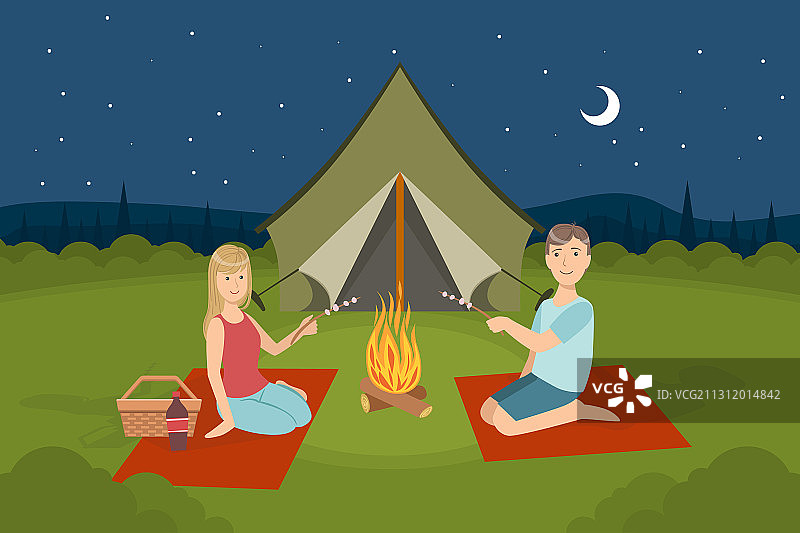 一对夫妇坐在篝火旁烤火图片素材