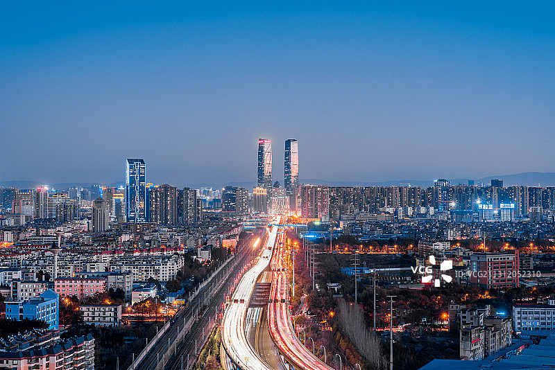 中国云南昆明双子塔和高架桥车流夜景图片素材