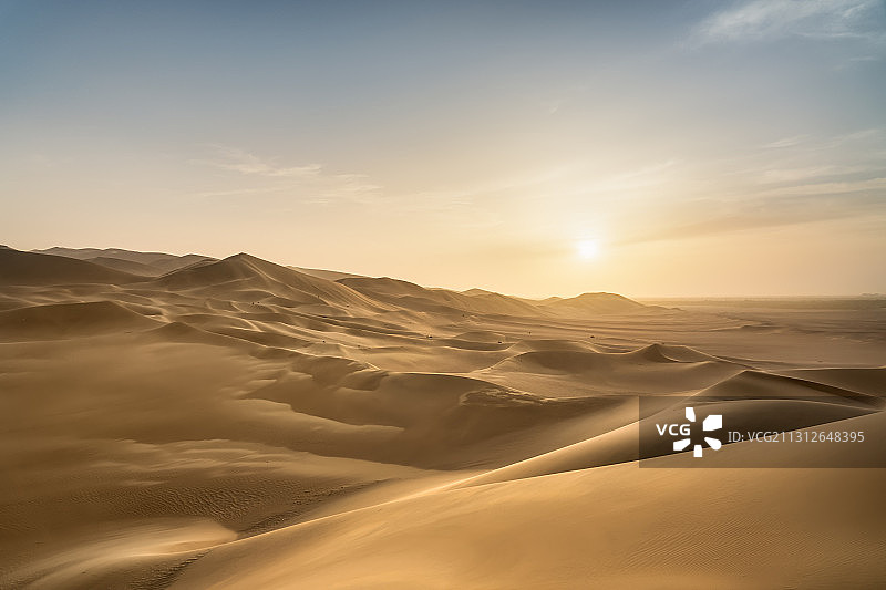 沙漠中的逆光日落图片素材