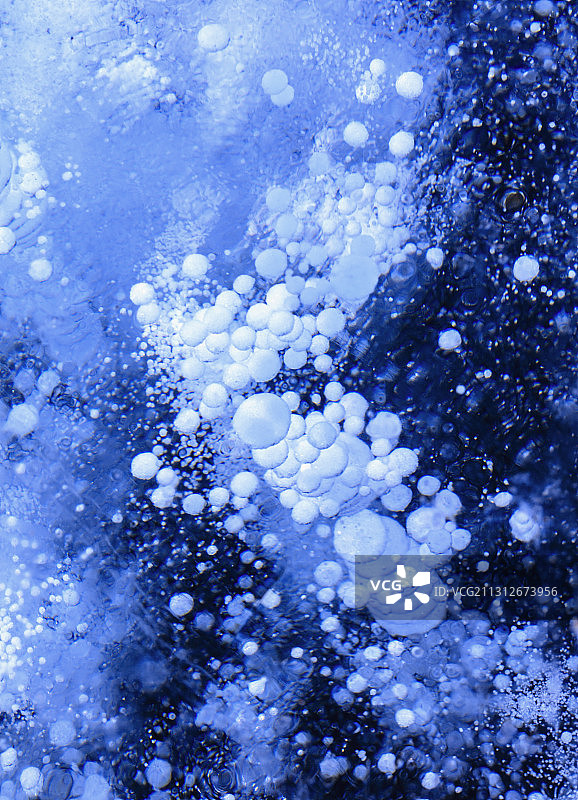 冰冻的气泡，冰下的气泡。图片素材