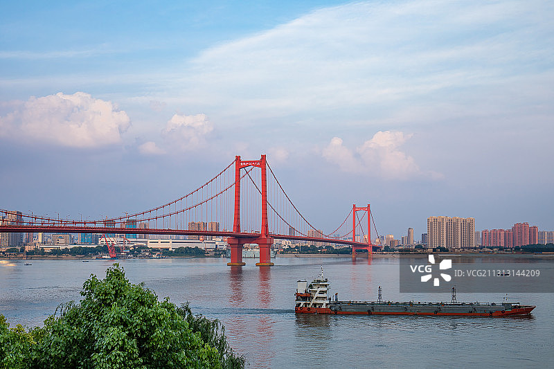 武汉市鹦鹉洲长江大桥蓝天白云灯光夜景图片素材