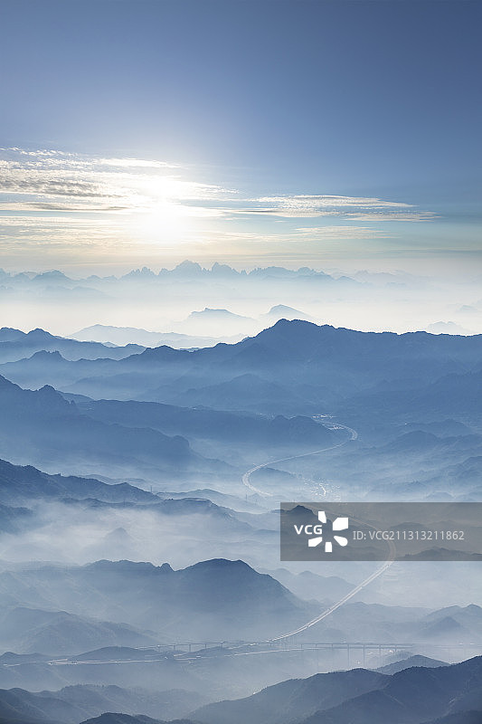 云雾与层叠的高山，高视角拍摄图片素材