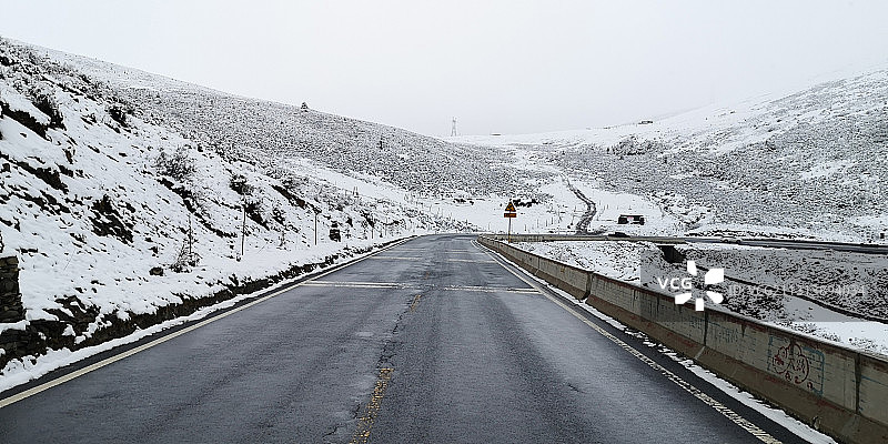 大雪中的川藏公路甘孜段图片素材