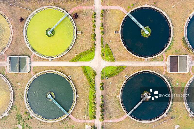 城市基础设施污水处理厂蓄水池正上方俯视航拍高视角图片素材