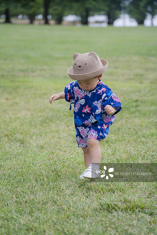 草坪婴儿学步运动图片素材