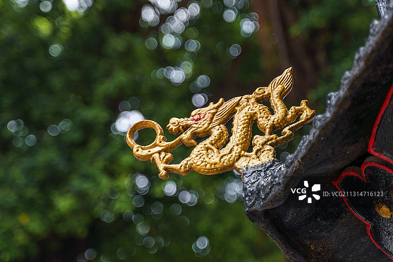 广东惠州西湖元妙观屋檐上的龙形雕塑图片素材