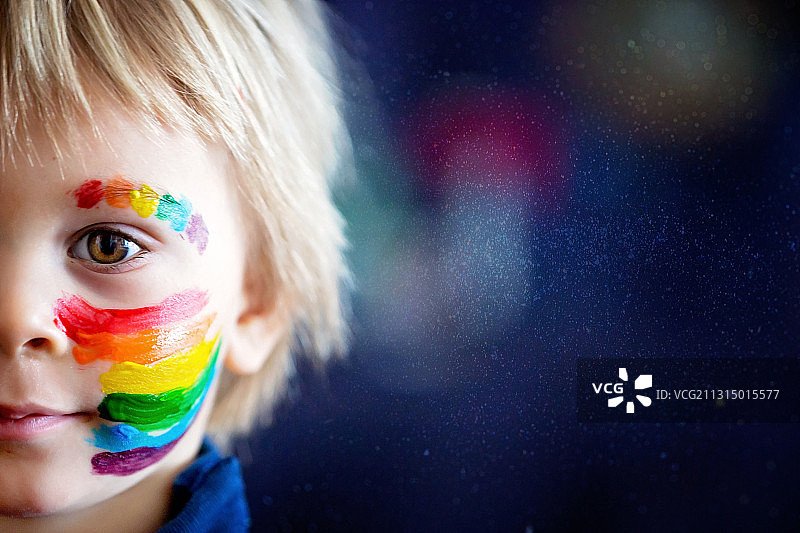 特写男孩与彩虹脸油漆图片素材