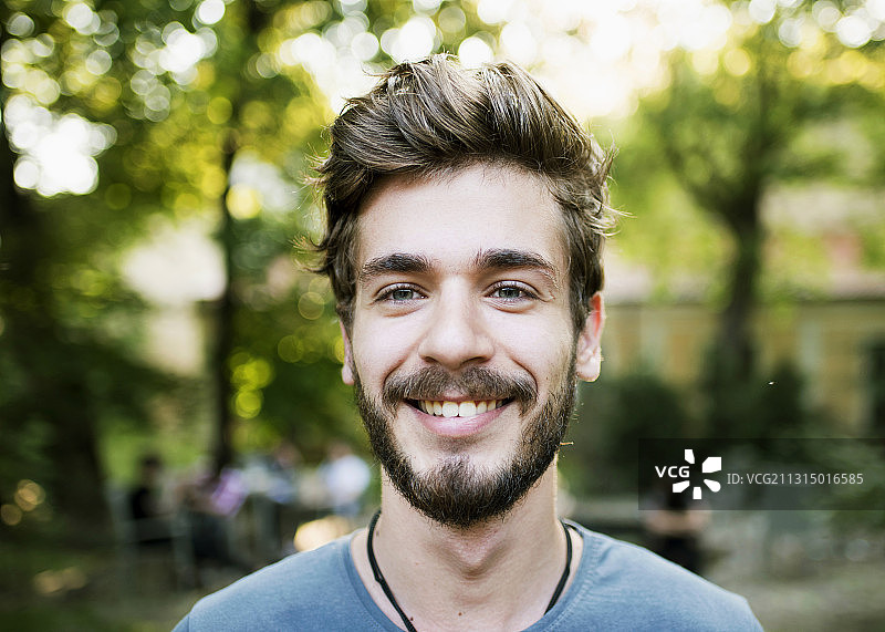 俄罗斯公园里微笑的年轻人的肖像图片素材