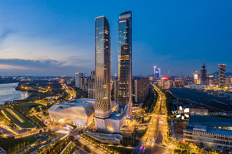 南京国际青年文化中心双塔楼夜景图片素材