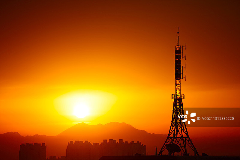 在河北省张家口市宣化区拍摄朝霞映照下的一座信号塔图片素材