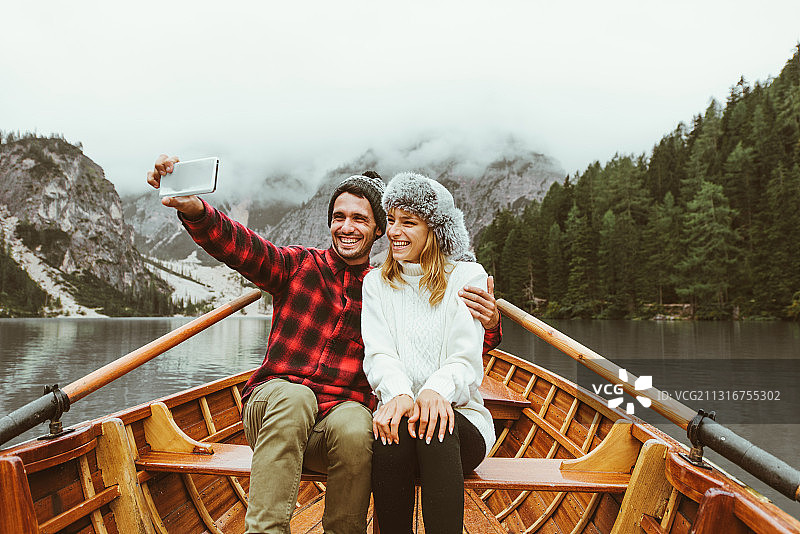 一对年轻夫妇在独木舟冒险，布雷斯BZ，意大利图片素材