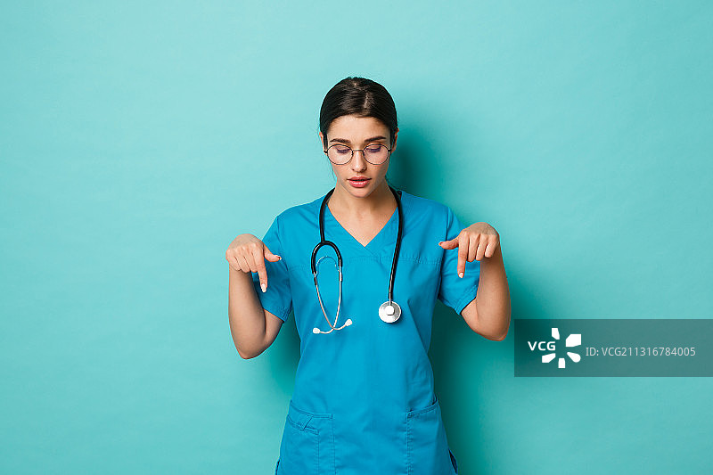 女医生手持听诊器，背景为蓝色图片素材