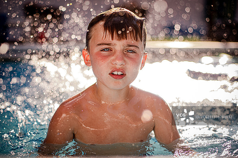 游泳池里的男孩肖像，莫林，伊利诺伊州，美国图片素材