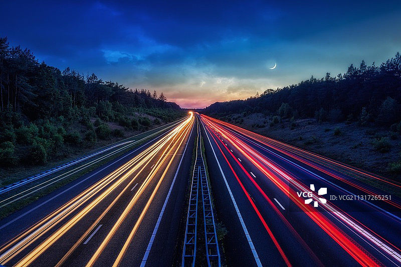 荷兰库特维克高速公路上灯光轨迹的高角度视图图片素材