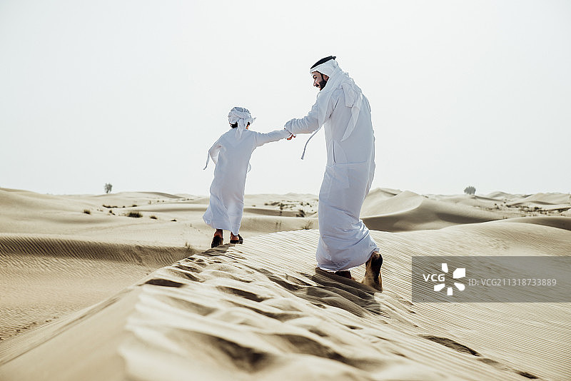 沙漠中的男人和女人，迪拜，阿拉伯联合酋长国图片素材