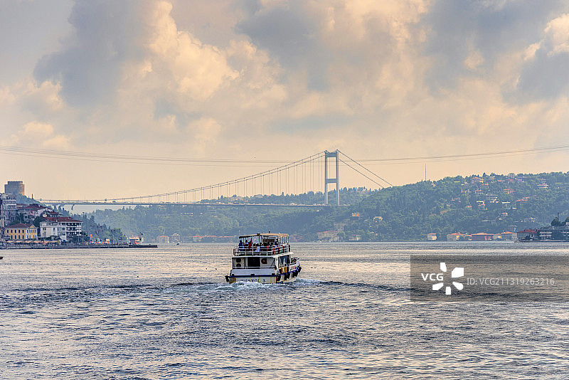 横跨土耳其伊斯坦布尔博斯普鲁斯海峡的欧亚大桥图片素材