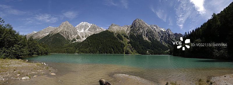 安索尔湖在阳光下的田园诗般的山景，Val Pusteria，南蒂罗尔，意大利，欧洲图片素材