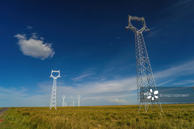 青海草原上的特高压输电塔Transmission Tower图片素材