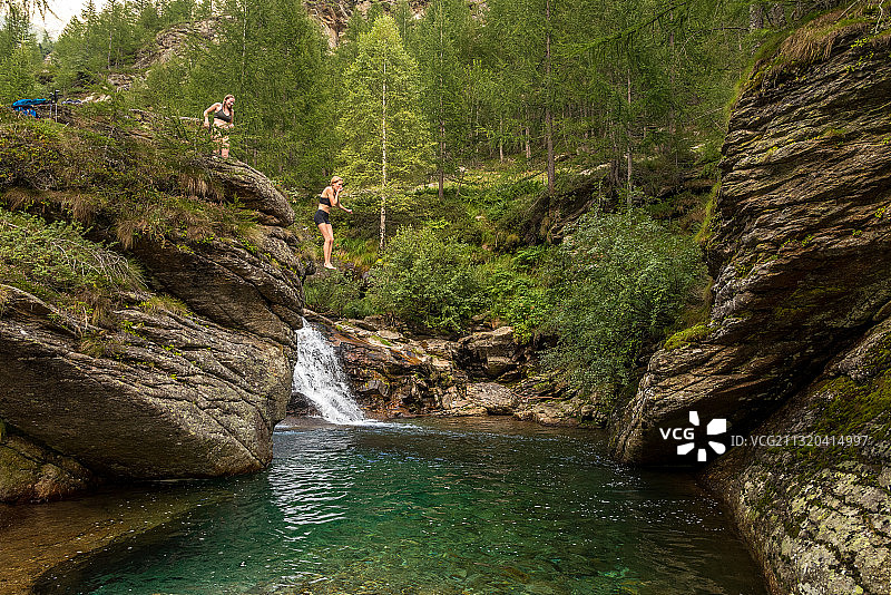 在佩西亚的山谷中游泳，徒步旅行德尔拉凯蒂亚人，蒂奇诺，瑞士图片素材