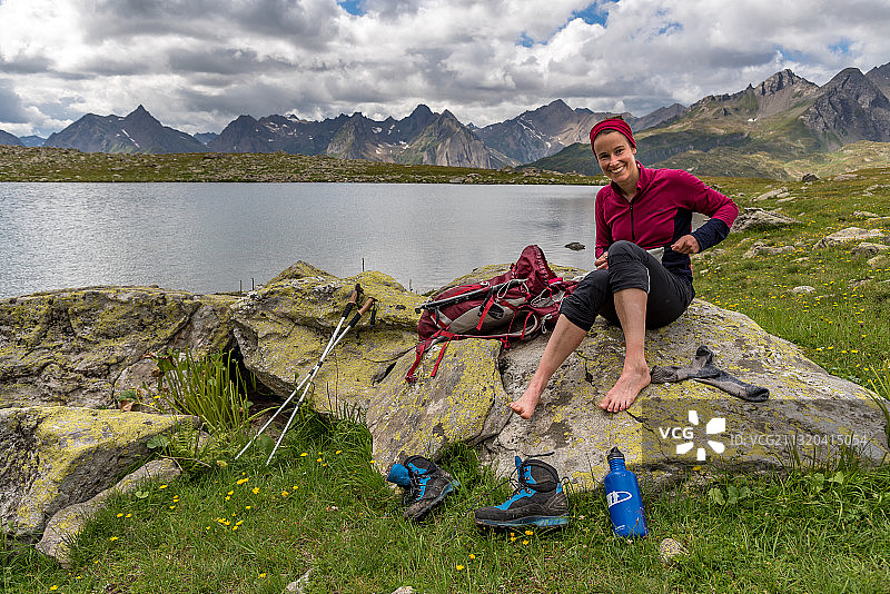 徒步旅行者在波登，休息一下，徒步旅行德尔拉凯蒂家族，蒂奇诺，瑞士图片素材