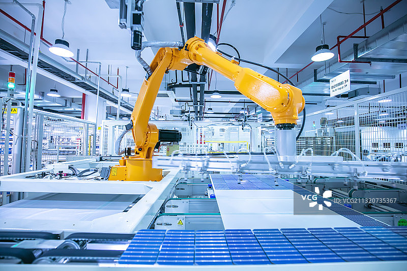 工业机器人自动化手臂，现代化工厂流水线上生产光伏板。工业4.图片素材