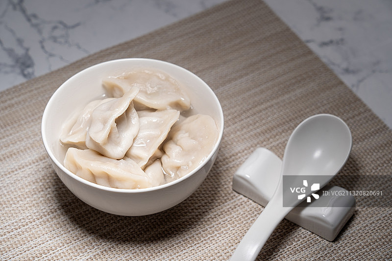 中华传统美食传统节日家的味道低调背景养生一碗肉饺子图片素材