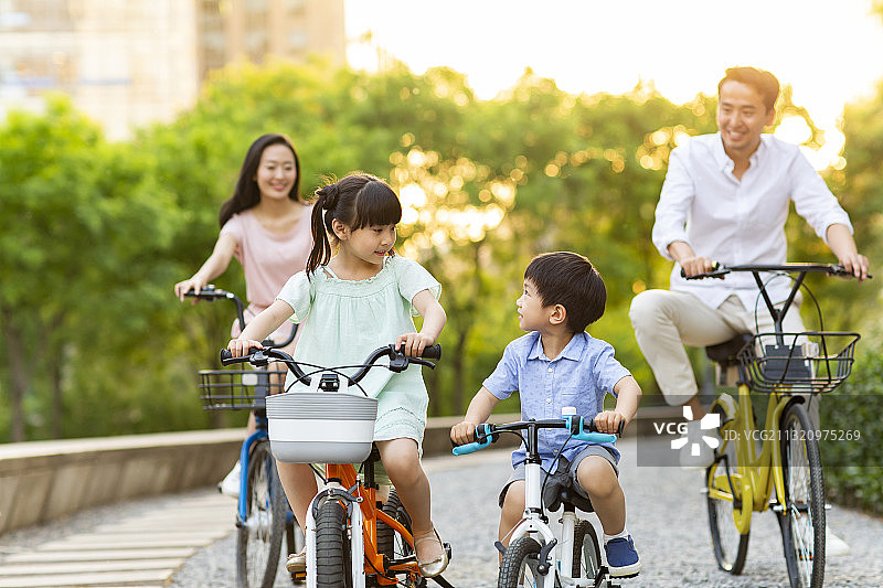 快乐的年轻家庭骑自行车图片素材
