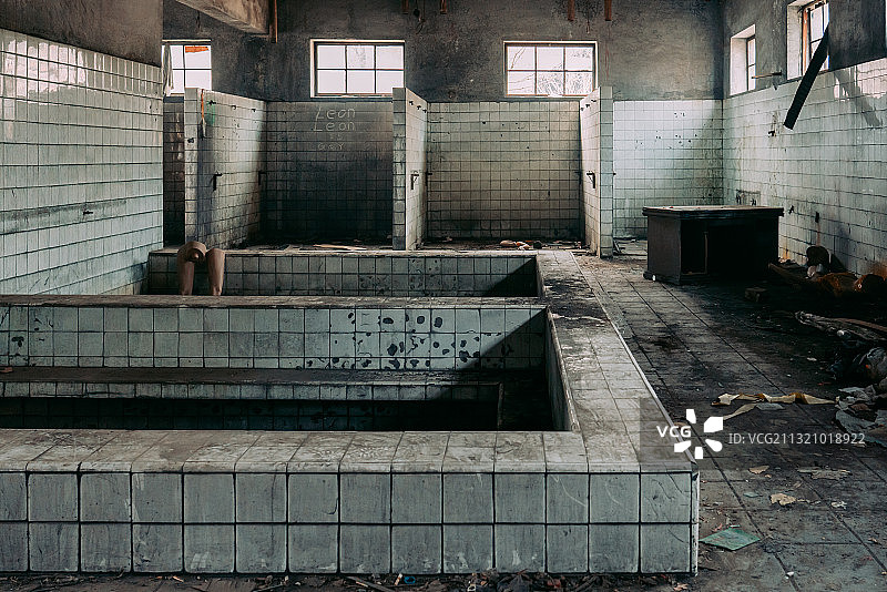 工厂中废弃的浴室图片素材