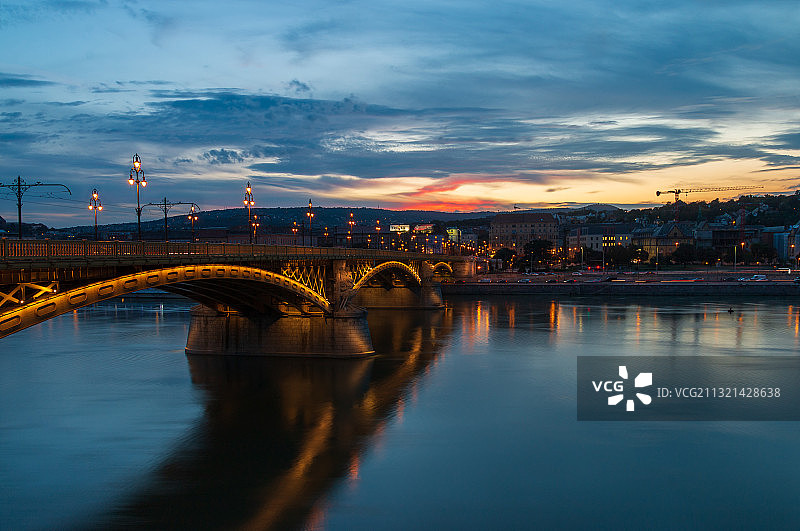 匈牙利布达佩斯，多云的天空下的河流上的桥图片素材