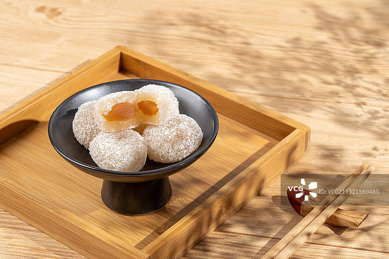 中国老北京传统地道清真风味点心小吃甜品糯米团子艾窝窝图片素材