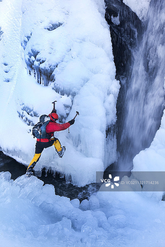 登山者迈克·威瑟斯在英国湖区蒂尔米尔的费舍尔广场上攀冰。图片素材