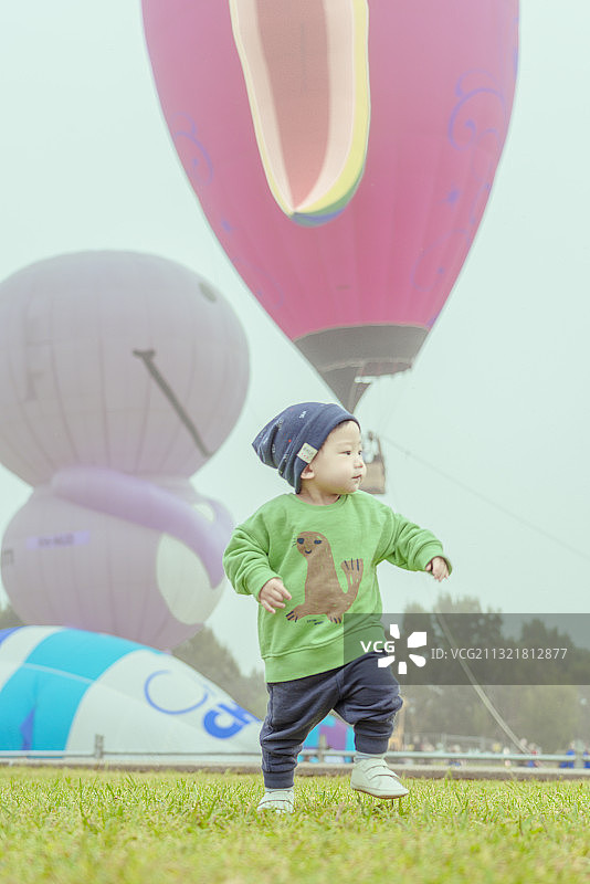 国外热气球节里的魅力男婴图片素材